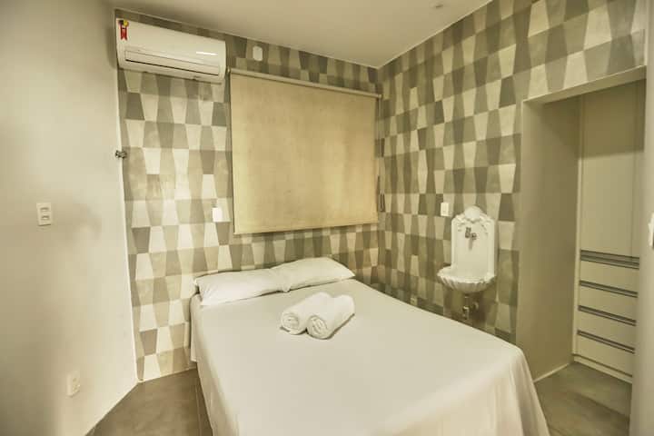 מיטה זוגית, מיזוג אוויר, החדר הזה ממוקם בחזרה מחזית הבניין, מאחורי הסלון, לשקט ושלווה נוספים בעת הצורך. יש בו ארון, כיור ומקלחת צמודה. 