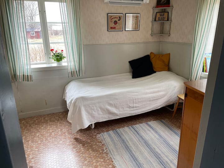 Old maisonette que es una sala de paseo entre la cocina y el dormitorio 3. La habitación carece de puerta a la cocina, pero hay una cortina disponible. La cama mide 90 cm.