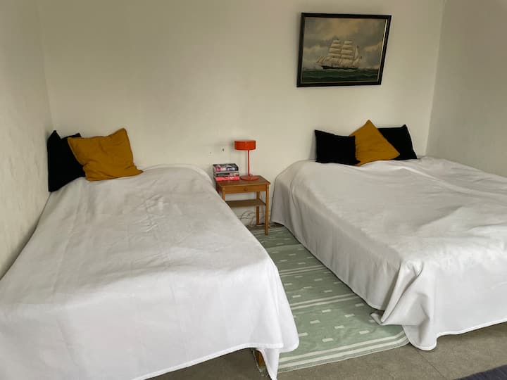El Old Hall, que hoy sirve como dormitorio principal. Las camas miden 120 cm y 160 cm.