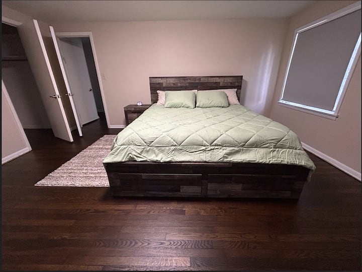 Camera da letto aggiuntiva con letto matrimoniale grande e spaziosa cabina armadio