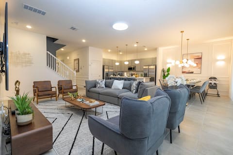 Top performing Airbnb: New 9 Beds Themed Paradiso Grande House Disney in Williamsburg