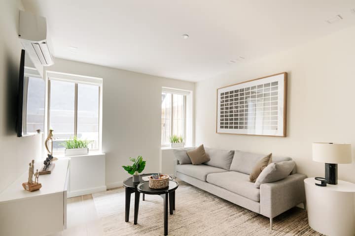 Luxurious 1br W/ Private Patio Near Central Park - New York