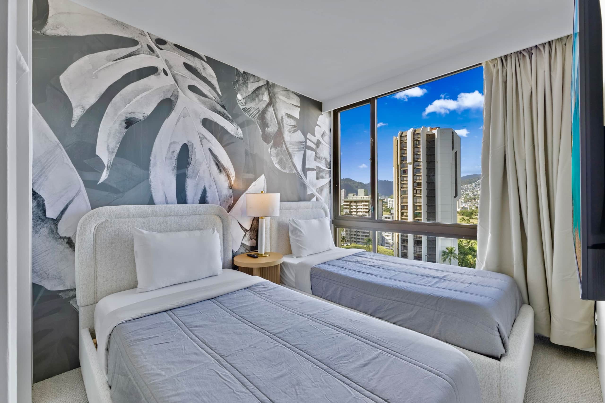 16F-Grand Diamond Head View-2BR-Waikiki w/Parking! - Image 2
