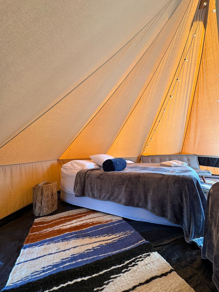 Kila sehemu ya kupumzika inajumuisha kitanda cha malkia, mto, mablanketi yenye joto, mashuka laini, matandiko ya godoro, meza ya usiku, kituo cha umeme.