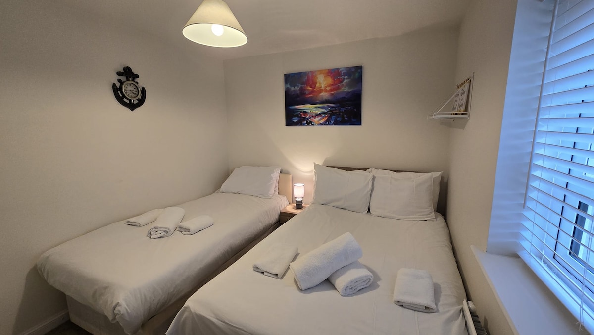 Klein tweepersoonsbed en een eenpersoonsbed voor een goede nachtrust.