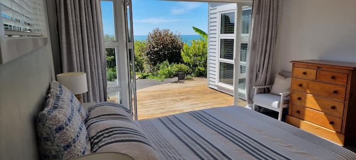 Queen, con vistas al mar 2...    Despierta con vistas al jardín costero y a la bahía.