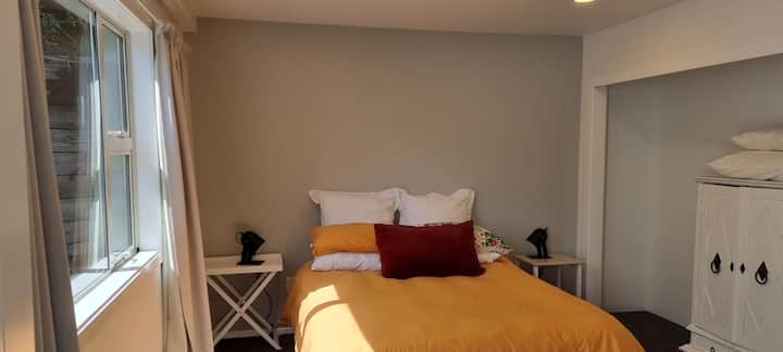 Queen 3 - Acogedor y espacioso tercer dormitorio. Cama cómoda y tonos terrosos cálidos.