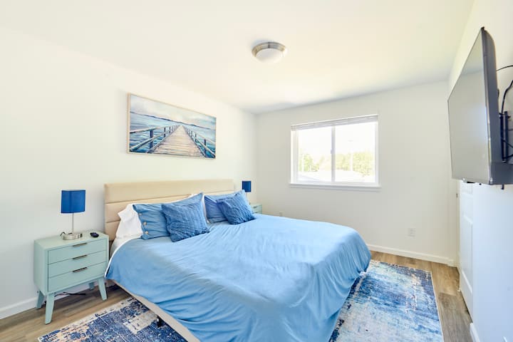 La 2e chambre dispose d'un lit king size luxueux avec un matelas moelleux en mousse à mémoire de forme et des draps paradisiaques. Vous y trouverez également une LED 42"avec streaming pour votre plaisir le soir.
