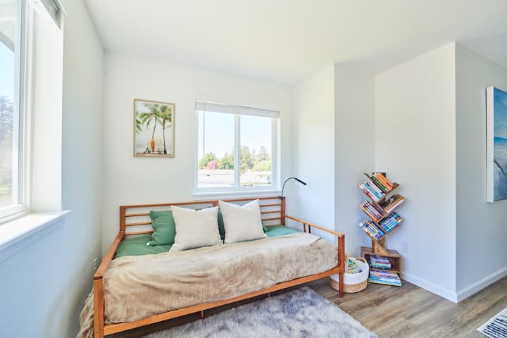 Le loft à l'étage dispose d'un lit de repos avec un matelas double, offrant un espace de couchage confortable pour une seule personne. En outre, il y a une étagère remplie de nombreux livres pour enfants.