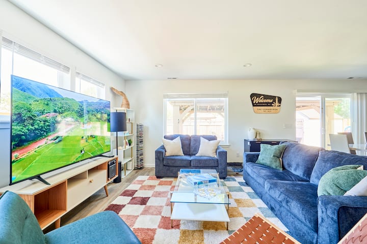 Un salon confortable avec de nombreux sièges autour d'une télévision LED de 75". Profitez d'un canapé convertible queen size pour un espace de couchage supplémentaire, d'une collection de CD éclectique avec un lecteur CD et d'une mini machine à karaoké. De plus, nous avons beaucoup de jeux de société pour le divertissement !