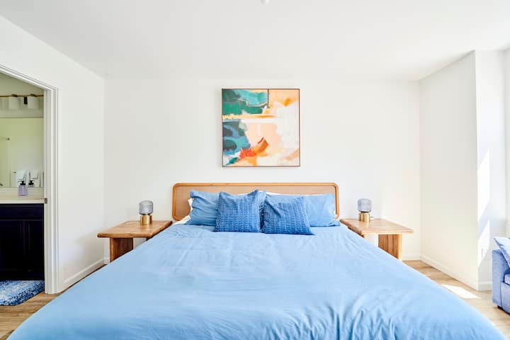 La chambre principale dispose d'un lit King Size luxueux avec un matelas moelleux en mousse à mémoire de forme et des draps paradisiaques. Il comprend également un dressing et une salle de bains privative, accessible par la porte en haut à droite. Comprend également une télévision LED de 42".