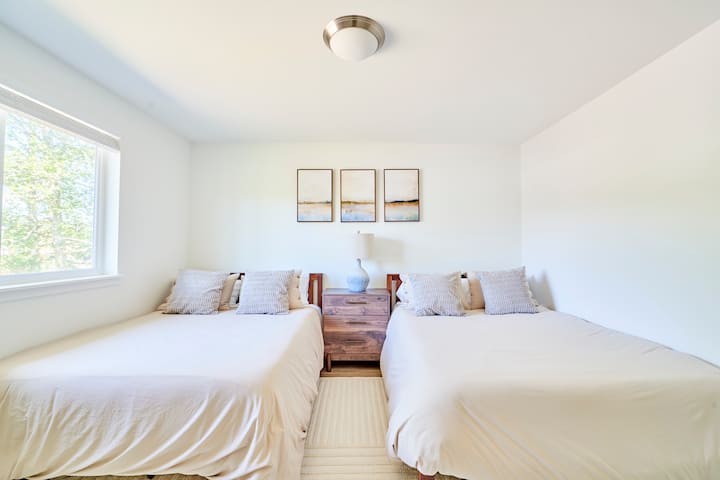 La 3e chambre dispose d'un lit Queen Size de deux luxueux avec un matelas moelleux en mousse à mémoire de forme et des draps paradisiaques. Comprend également une télévision LED de 42".