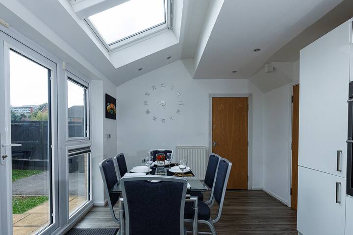 Riverside Villa 1 gallery image 3