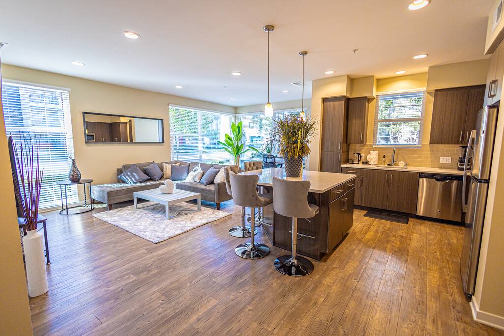 Airbnb Sunset Haven: Luxurious 2Bed/Bath Retreat near SNA