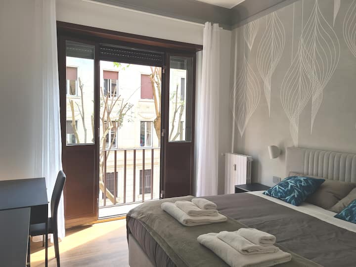 Светла, тиха и чисто нова двойна спалня с две нощни шкафчета, килер, сейф,  работно място и телевизор. Самостоятелна баня 