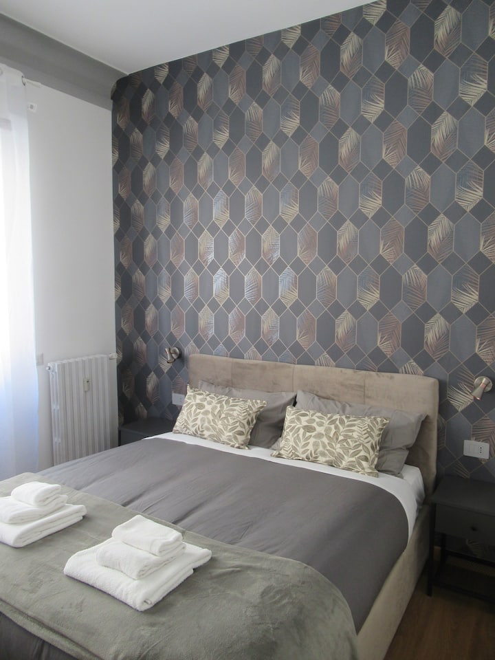 Светла, тиха и чисто нова родителска спалня с две нощни шкафчета, килер, сейф,  работно място и телевизор. 