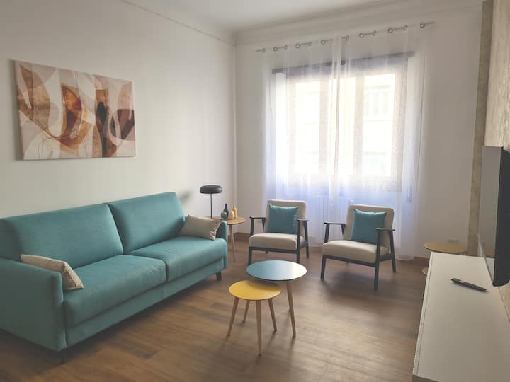 Наскоро реновирана светла и тиха всекидневна с  удобен разтегателен диван, два фотьойла и телевизор.