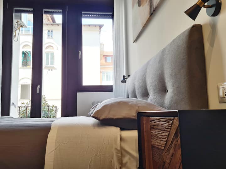 Светла, тиха и чисто нова двойна спалня с две нощни шкафчета, килер, сейф,  работно място и телевизор. Самостоятелна баня 