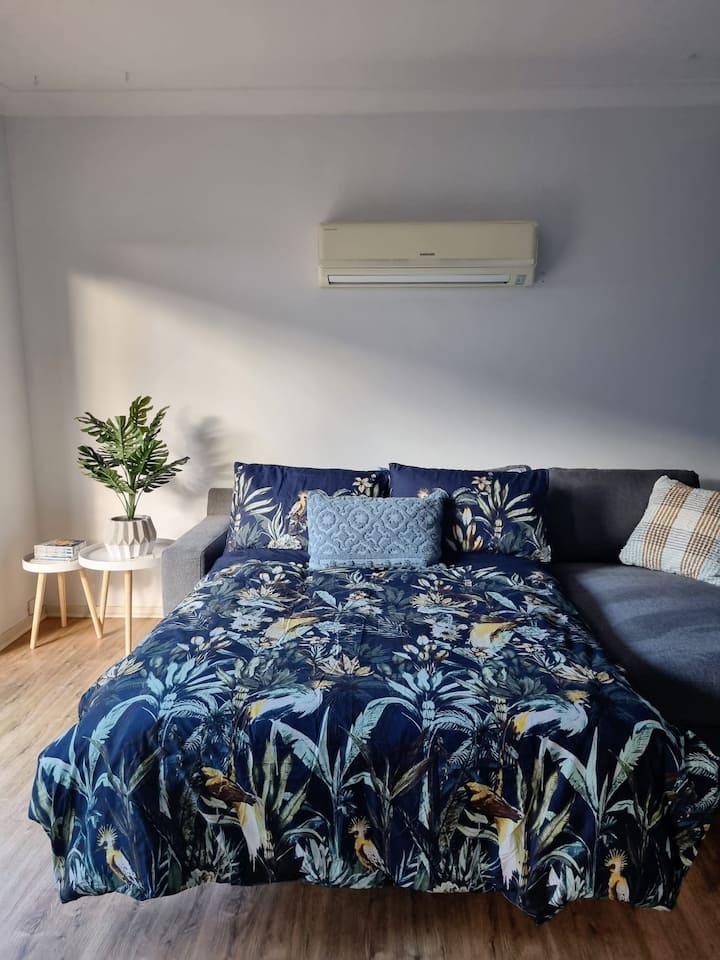 Გასაშლელი დივანი მისაღებ ოთახში, პირველ სართულზე სააბაზანოთი, სამზარეულოთი, სასადილოთი და გარე ეზოთი.