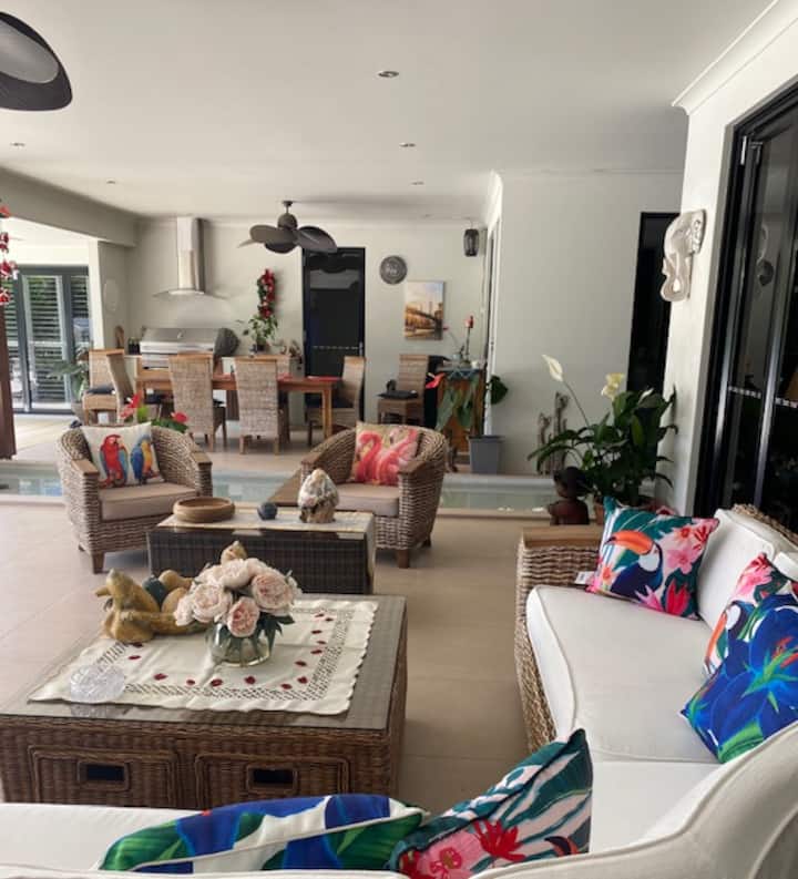 2 Q Bedroom Suites In Paradise
Breakfast Free - Hervey Bay