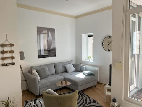 Beliebte Airbnb-Anzeige: "Glück Auf" on the balcony in Dellviertel