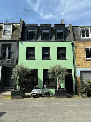 The Black Mews | Hyde Park | Luxurious | Peaceful gallery image 2