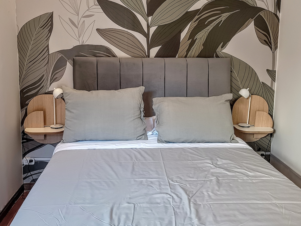 Cama queen con doble almohada