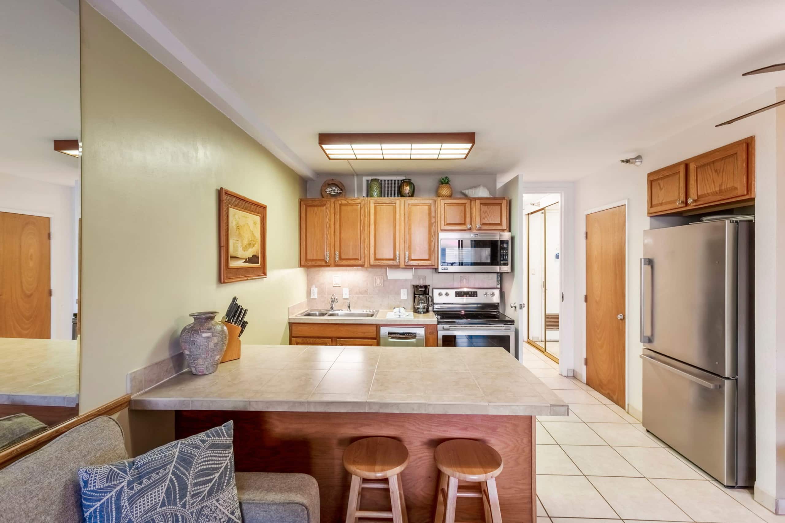Oceanfront King Bed Renovated Maui Kai Condo MK806 - Image 10