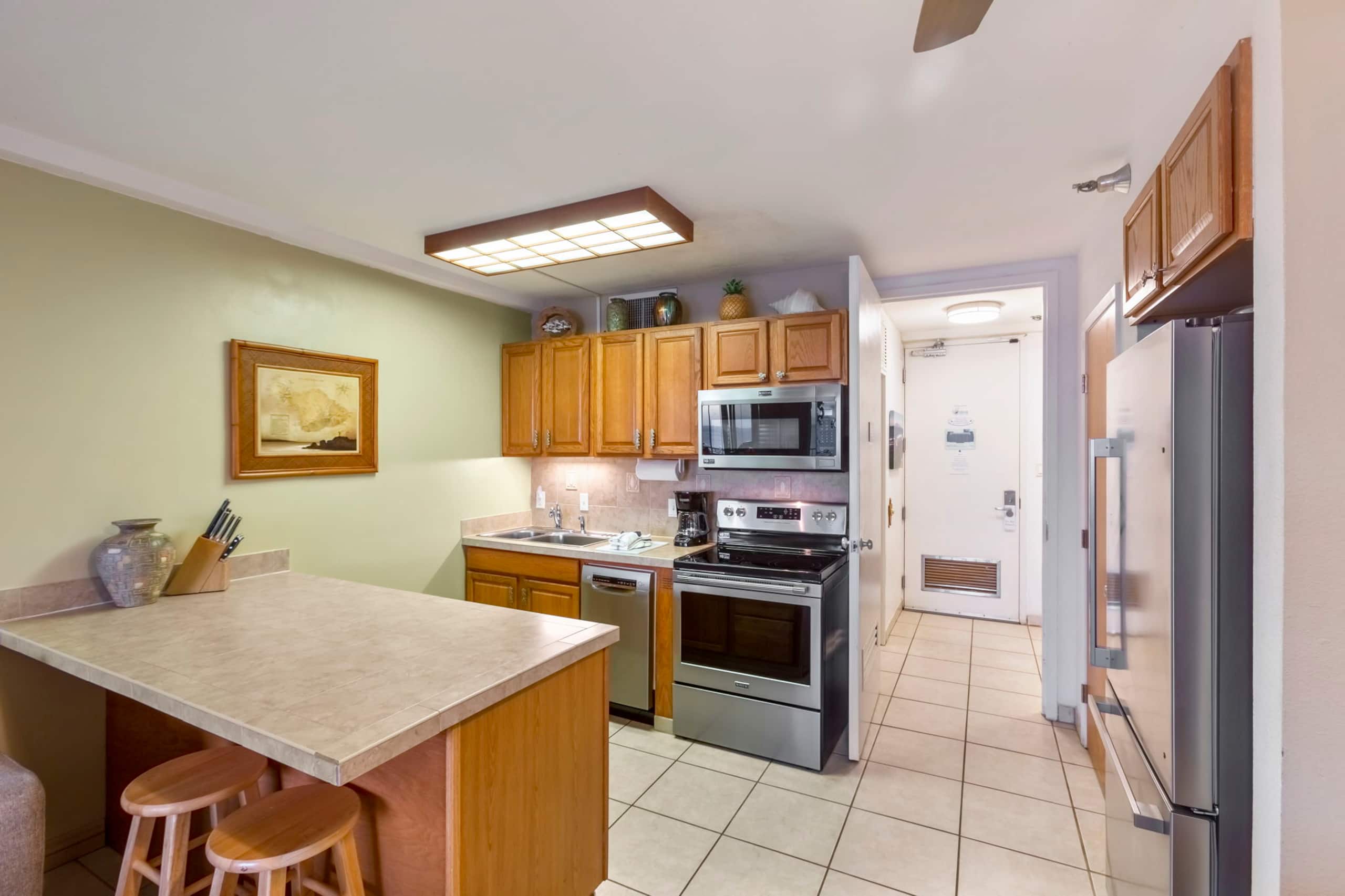 Oceanfront King Bed Renovated Maui Kai Condo MK806 - Image 6