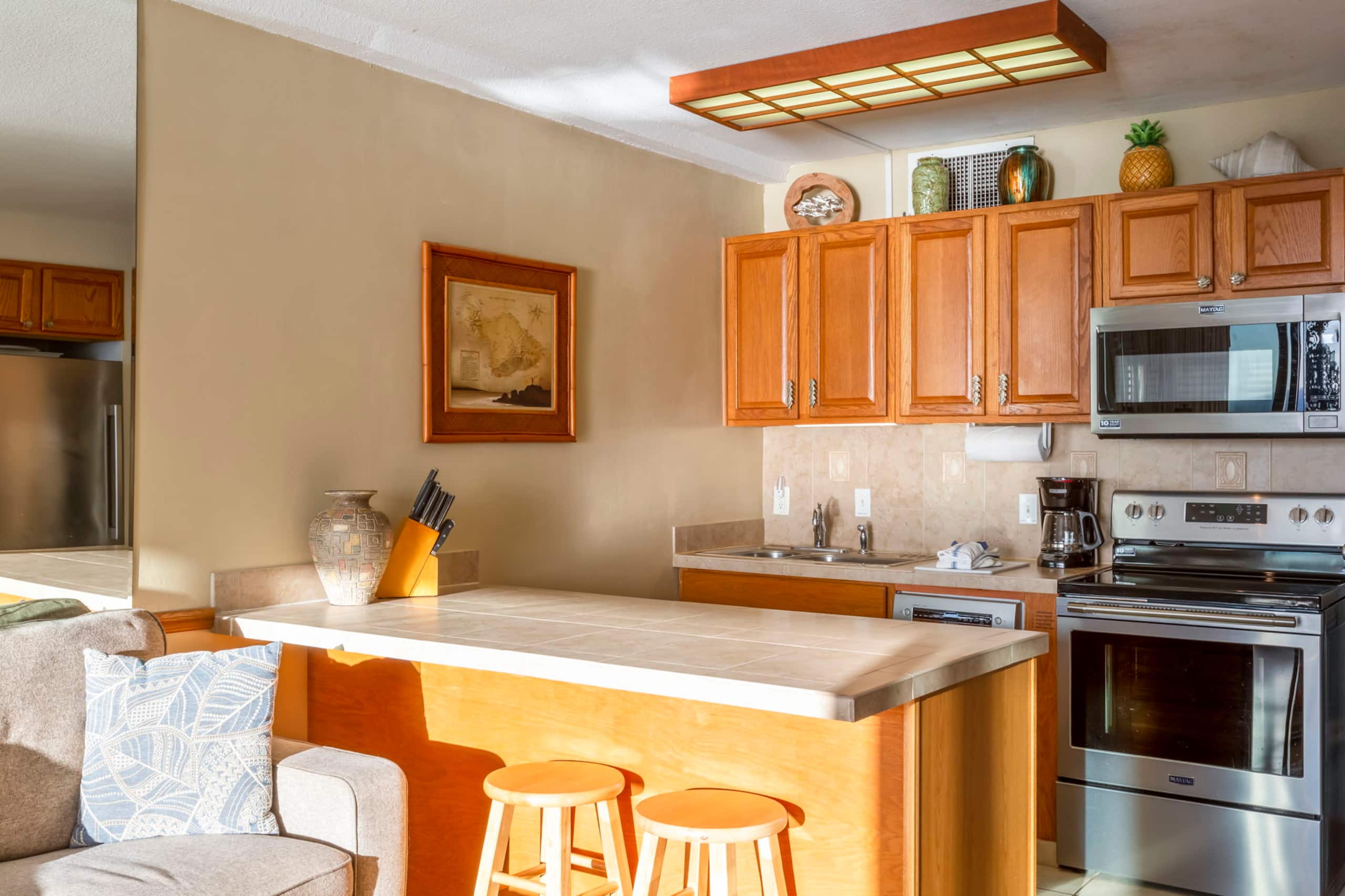 Oceanfront King Bed Renovated Maui Kai Condo MK806 - Image 17