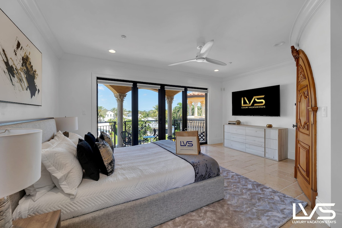 Suite#2 (3rd Level): Queen Bed/Walk-In Closet/Smart TV/Ensuite Bathroom