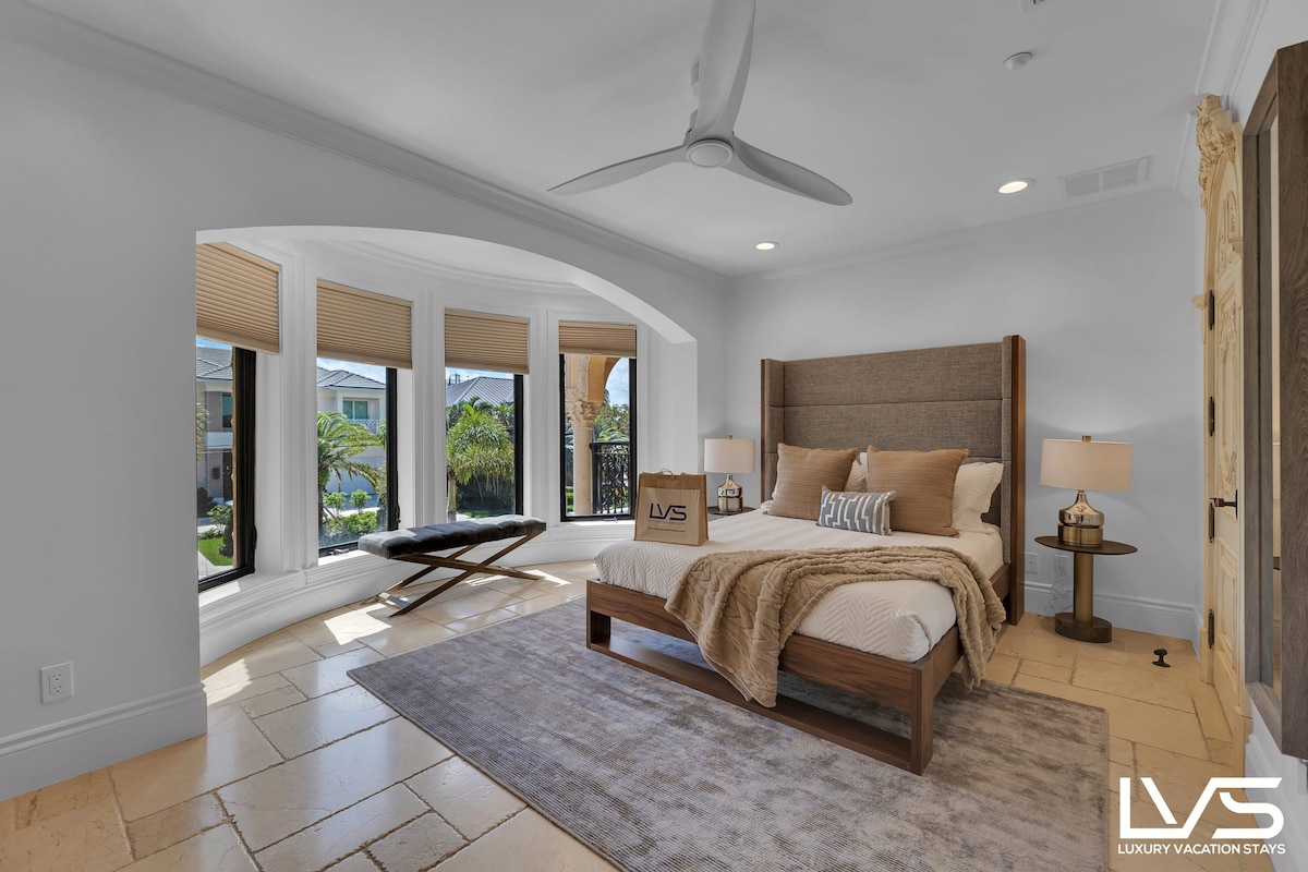 Suite#5 (2nd Floor): Queen Bed/Smart TV/Walk-In Closet/Ensuite Bathroom