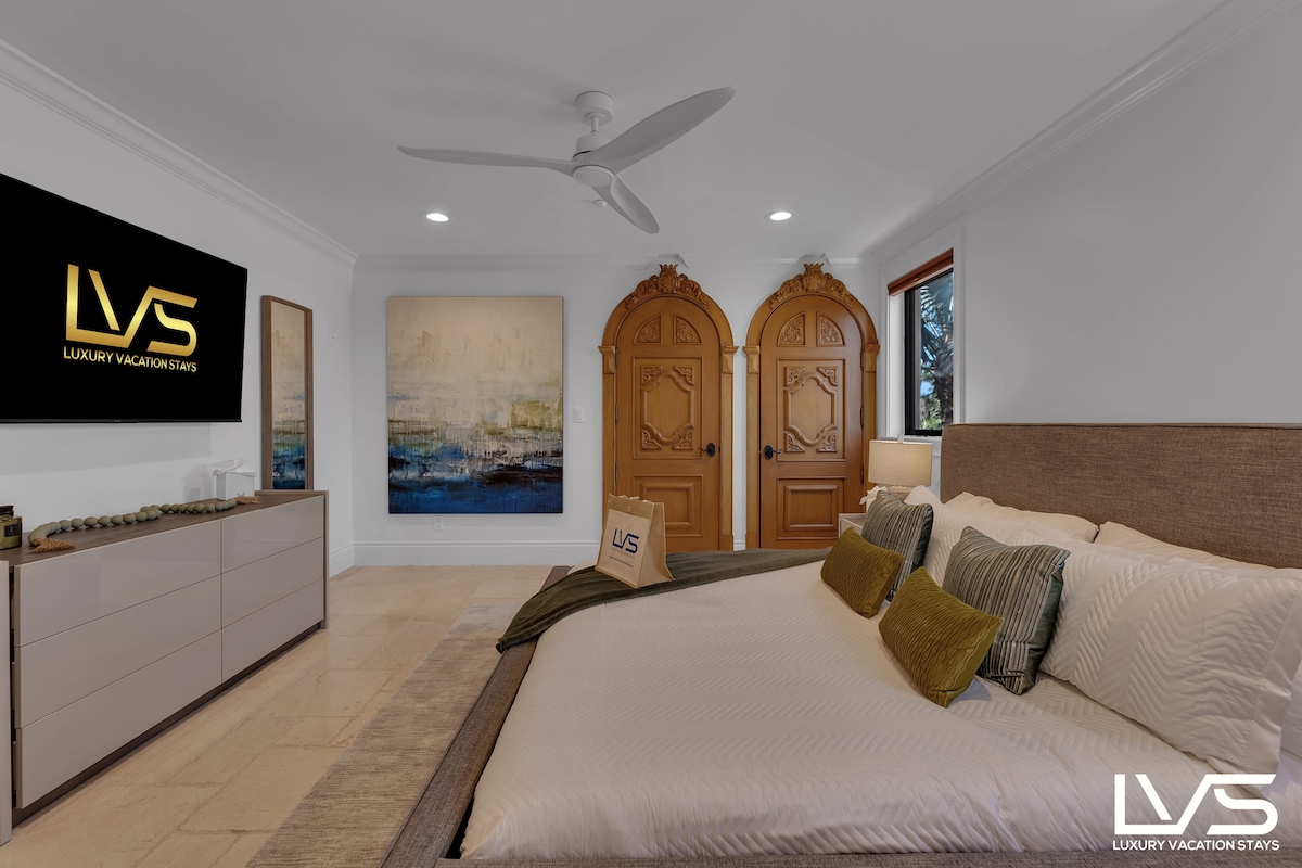 Suite#6 (2nd Floor): King Bed/Smart TV/Walk-In Closet/Ensuite Bathroom with Bathtub