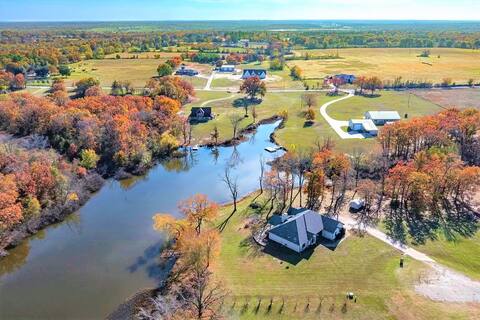 Private dock, fishing, kayak, canoe,fire pit & BBQ