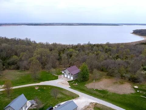Lake House with a private trail to the beach!