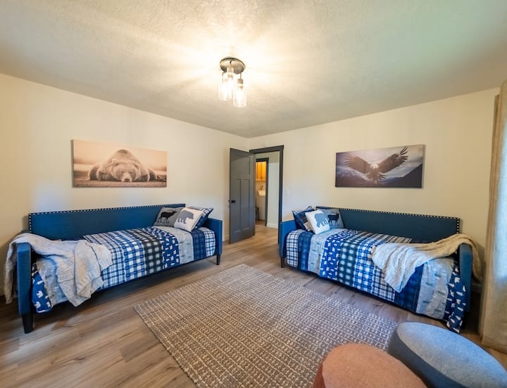 „Soba za divlje životinje”.  Dva kreveta za jednu osobu.