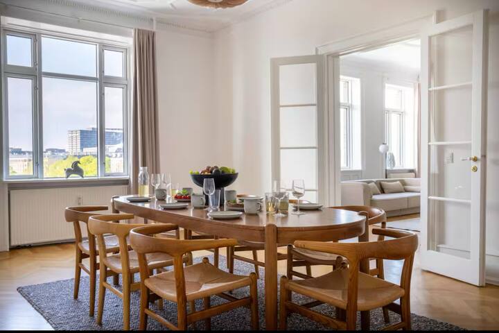 City center apartment 4 bedrooms and elevator gallery image 3