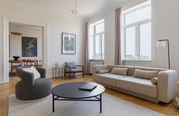 City center apartment 4 bedrooms and elevator gallery image 2