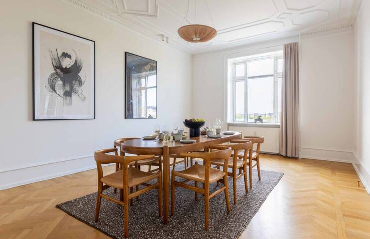 City center apartment 4 bedrooms and elevator gallery image 4