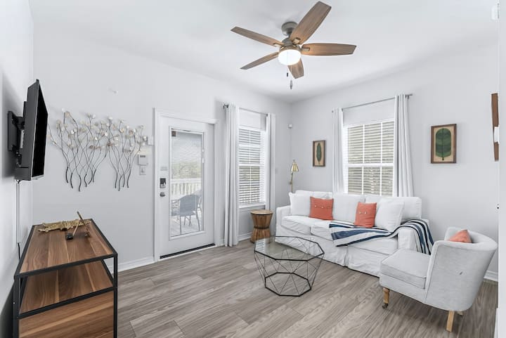2nd Floor Carriage house with queen sleeper sofa (Sleeps 2).