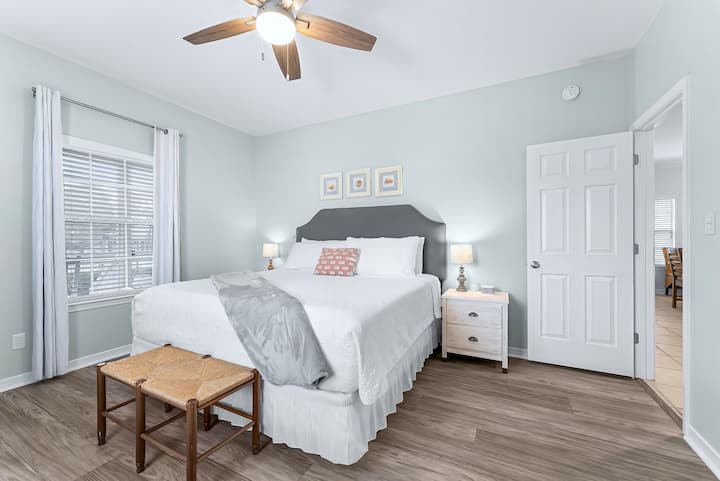 Bedroom #1 - Master bedroom with a king bed and private en-suite bathroom (Sleeps 2) 