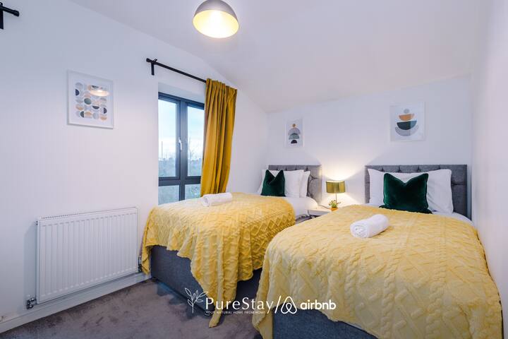 Beautiful 5 Bedroom Home in Manchester Sleeps 10 gallery image 5