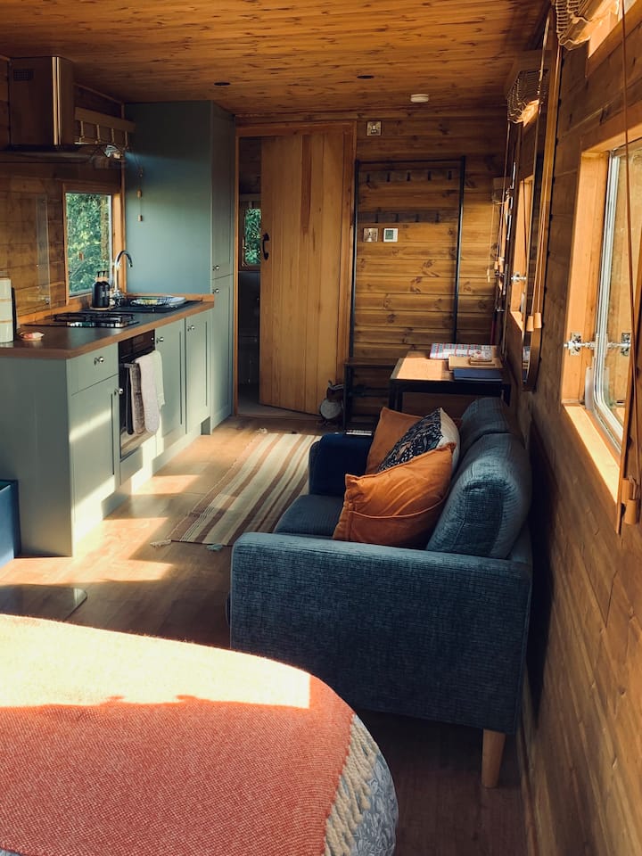 The Showman, With Wood Fired Hot Tub. - Oxfordshire