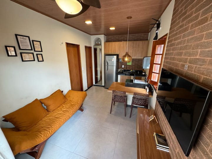 סלון עם ספה נפתחת, טלוויזיה חכמה, אלקסה ומאוורר תקרה.