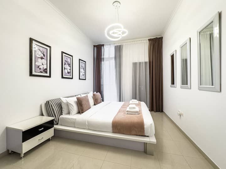 Moderno dormitorio tamaño king | Dubai Marina Comfort: duerme profundamente en una cama tamaño king con ventanas del piso al techo, cortinas opacas y sábanas de primera calidad.