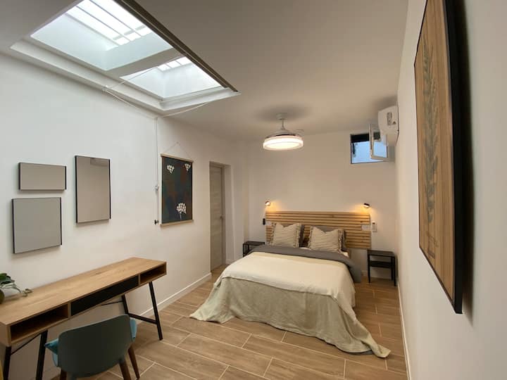 La cama es una cama doble tamaño queen con un colchón mediano firme. Lámparas de lectura con puntos de alimentación y conectores USB dobles a cada lado. Un ventilador de techo Phillips Bliss se encuentra arriba con aspas retráctiles y una gran lámpara de techo de múltiples calidez.