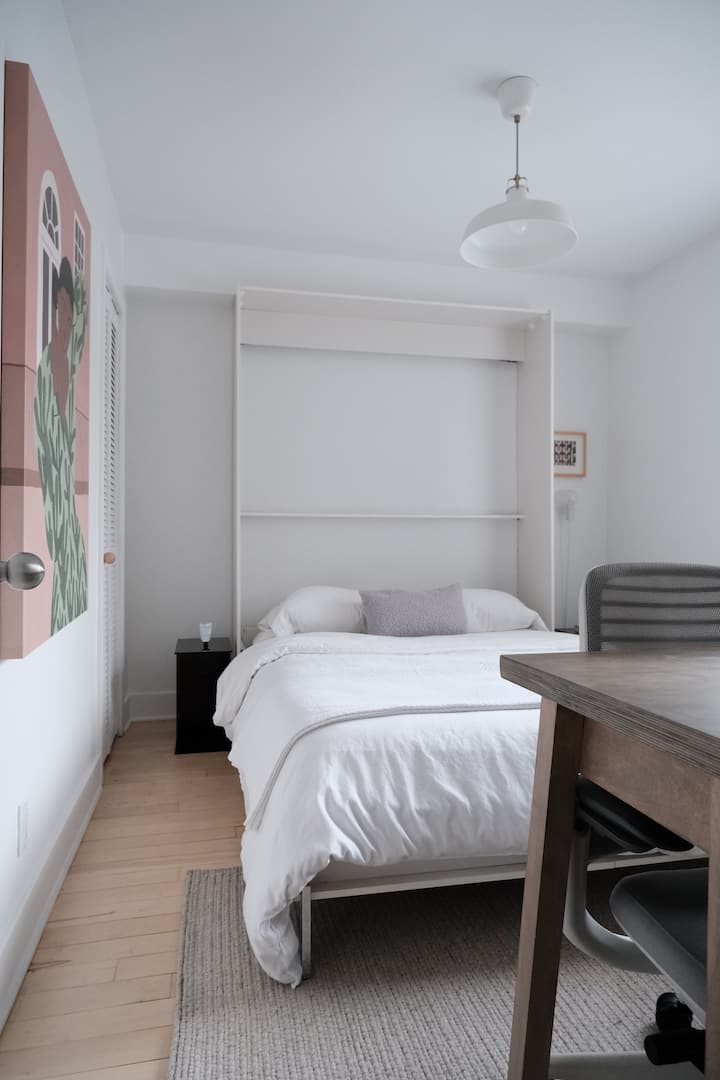 Extra pohodlná manželská posteľ Queen v druhej spálni so šatníkom, oknom a písacím stolom.