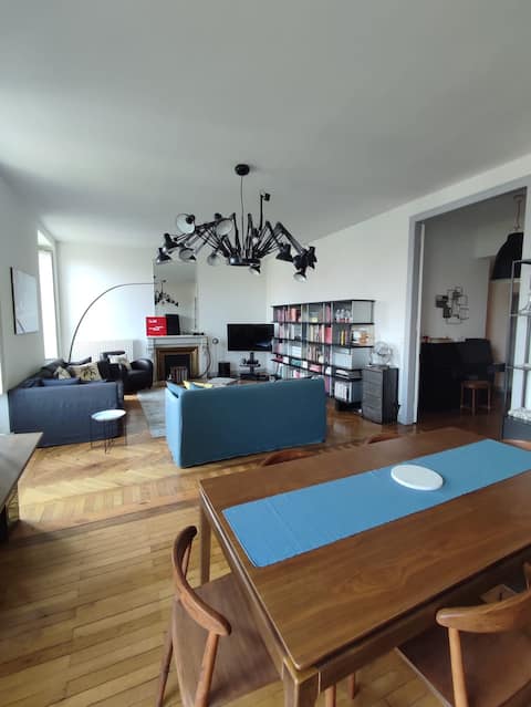 Top performing Airbnb: Large apartment, very central in Chartrons Grand Parc Jardin Public