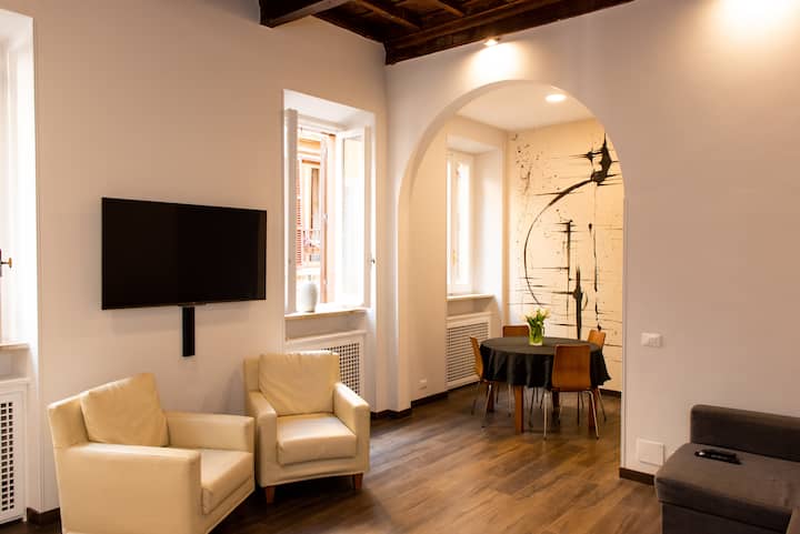 Obývacia izba a jedálenský priestor, satelitná TV, 2 kreslá, rozkladacia pohovka pre dve osoby