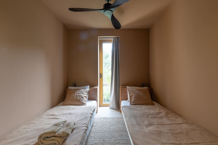 Spálňa 5 tvorí apartmán so spálňou 4, ale obe sú prístupné bez toho, aby ste prešli druhou. Má tiež vybavenú šatníkovú skriňu, čelné dosky s vypínačmi a zásuvkami, stropný ventilátor a klimatizáciu.